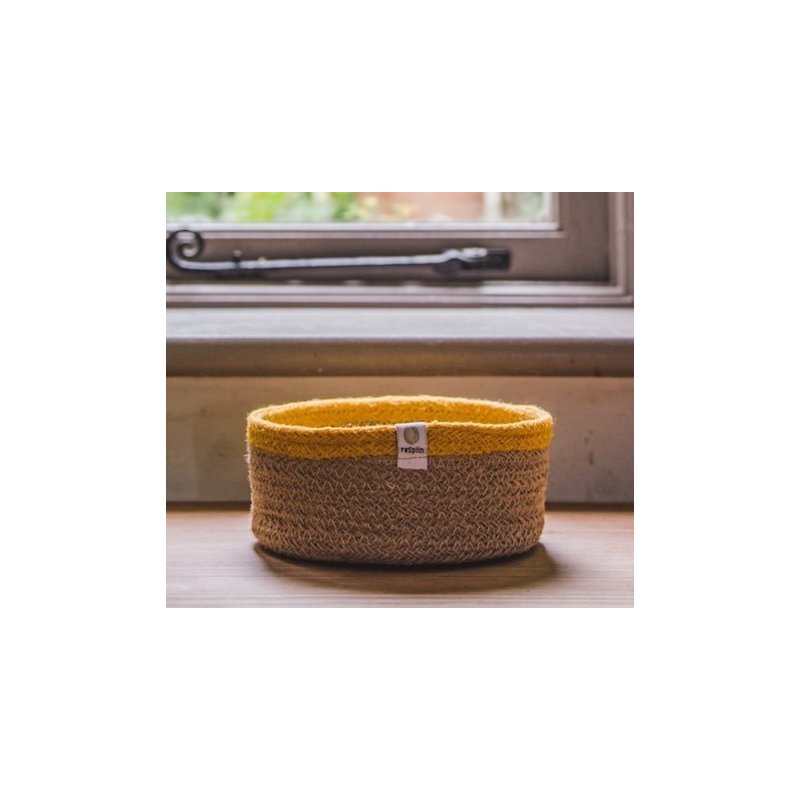 Cesta artesanal de Jute con franja amarilla