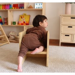 Nena pujant a cadira Montessori J3728 Tell Fusta 5