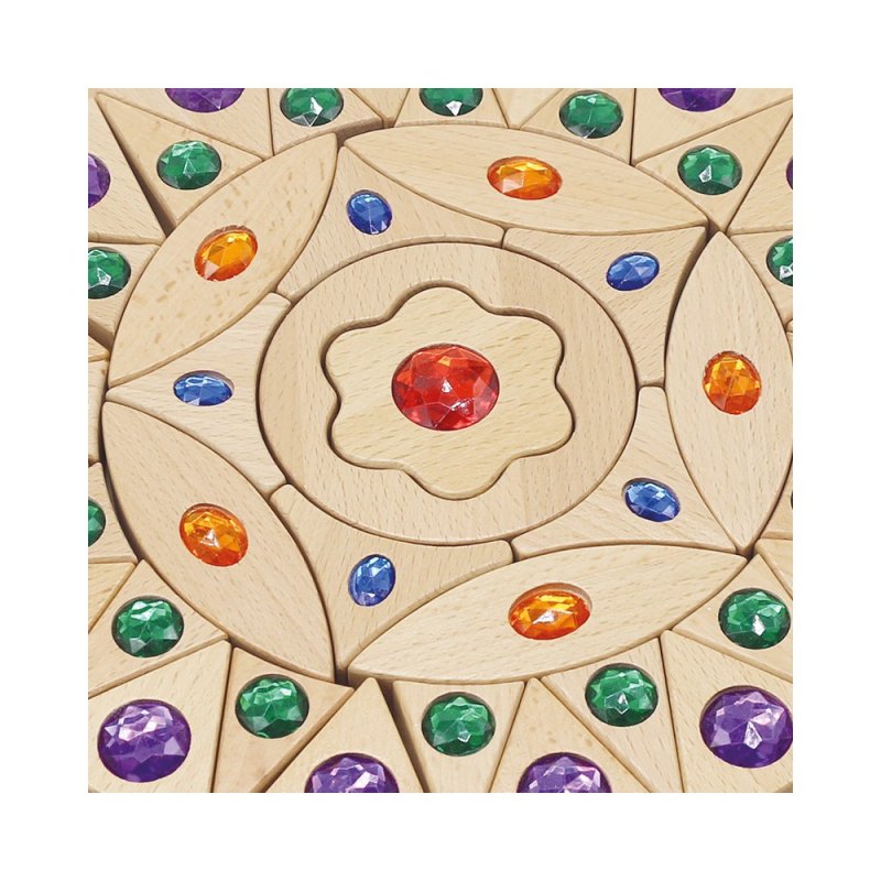 Mandala amb peces de fusta decorades amb gemmes