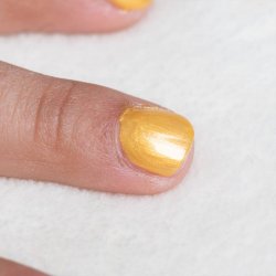 Esmalte de uñas dorado al agua