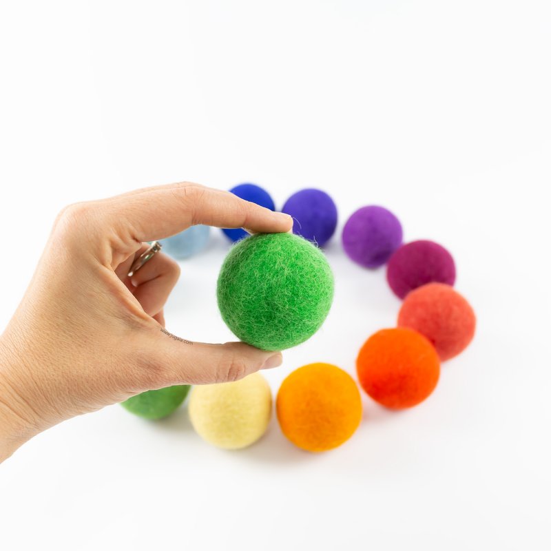 Bolas de colores de fieltro