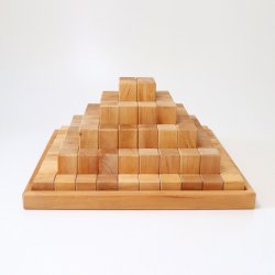 Gran piramide amb blocs naturals