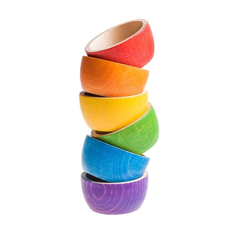 Cuencos de colores de madera