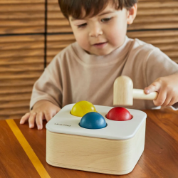 Caja golpea y cae PlanToys | Jugaia