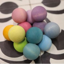 Sonajero de bolas color pastel de Grimm's