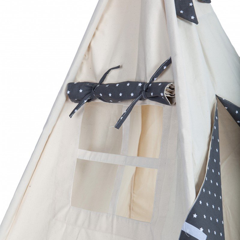 Tipi de tela per a nens. De color beige i amb estampat d'estrelletes gris.