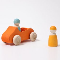 Coche de madera de juguete, color naranja con dos muñecos. Grimms