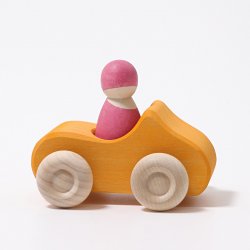 Coche de madera de juguete, color naranja con un muñeco. Grimms