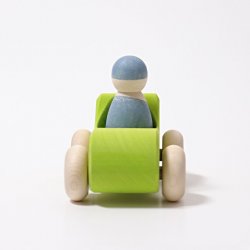Coche de madera de juguete, color verde con un muñeco. Grimms