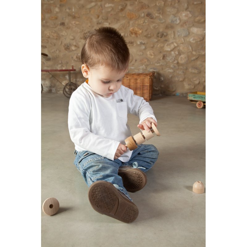 Niño encajar juego madera motricidad