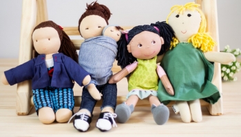 Muñecas de trapo que educan en la crianza.