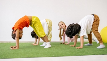 Los niños y las niñas tienen que hacer volteretas: te contamos el porqué.