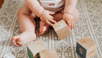 El bebé: qué juguetes necesita y qué juguetes no